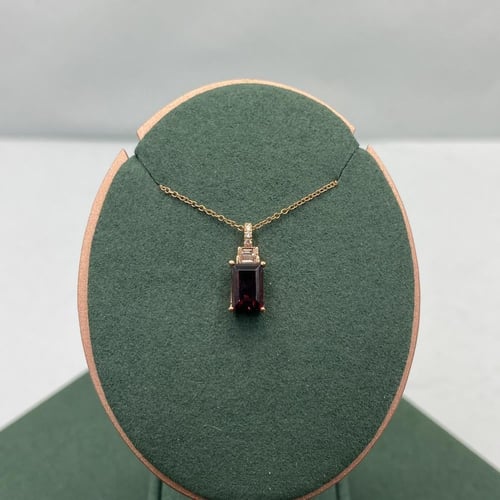 تعليقه الماس على حجر الياقوت الداكن