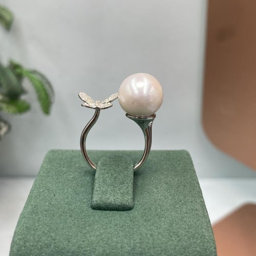 خاتم الماس لؤلؤ على فراشه