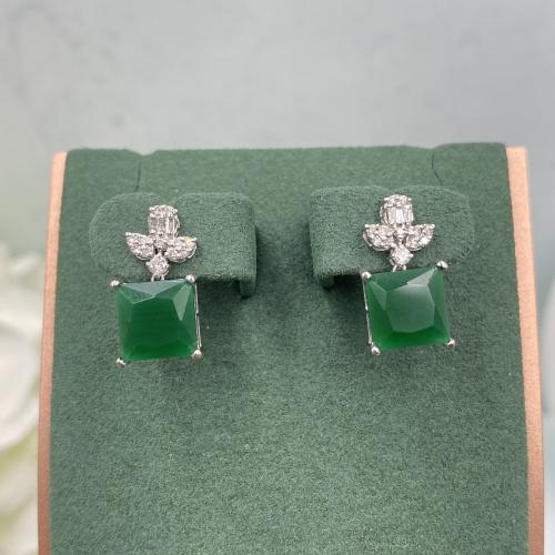 حلق الماس على حجر الزمرد تصميم حديث بوزن 0.22 قيرا...