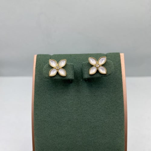 حلق الماس على حجر الاوبال بوزن 0.03 قيراط