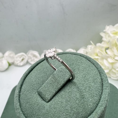 خاتم ألماس كمثري ذهب أبيض بتصميم لامع ساحر