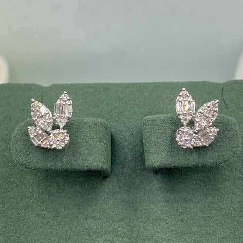 حلق الماس بلمسه عصريه بوزن 0.39 قيراط