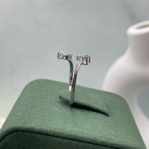 خاتم الماس بلمسه عصريه بوزن 0.17 قيراط