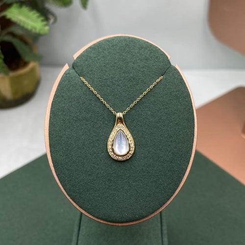 تعليقة الماس على حجر الاوبال