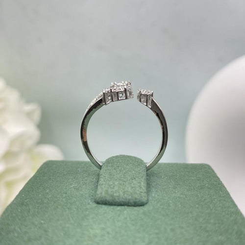 خاتم الماس بلمسه عصريه بوزن 0.15 قيراط