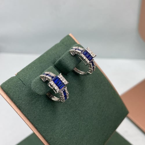 حلق الماس على حجر ملون ازرق