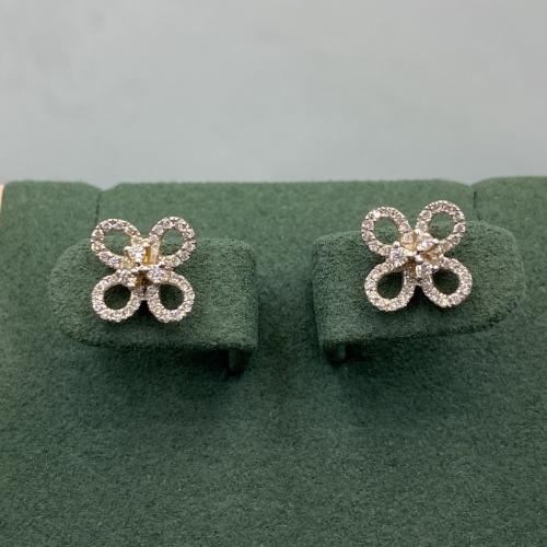 حلق ألماس بتصميم زهرة أنيق، يجمع بين الرقة والفخام...