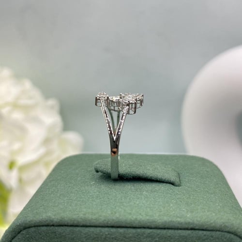 خاتم الماس بلمسه عصريه بوزن 0.15 قيراط