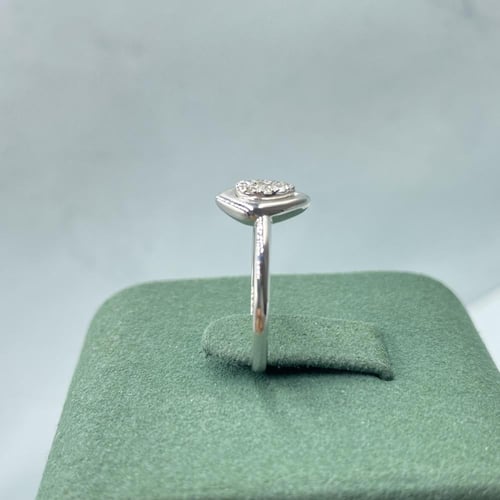 خاتم الماس بلمسه عصريه بوزن 0.12 قيراط