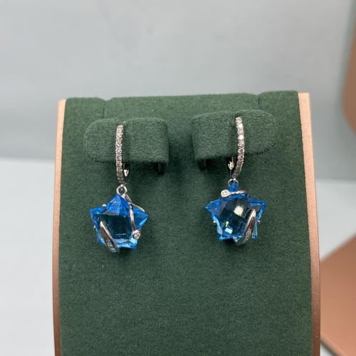 حلق الماس تصميم نجمه على حجر الزفبر الفاتح