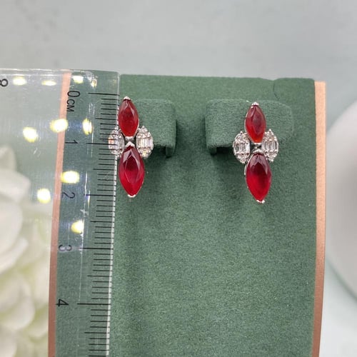 حلق الماس على ياقوت احمر تصميم حديث بوزن 0.20 قيرا...