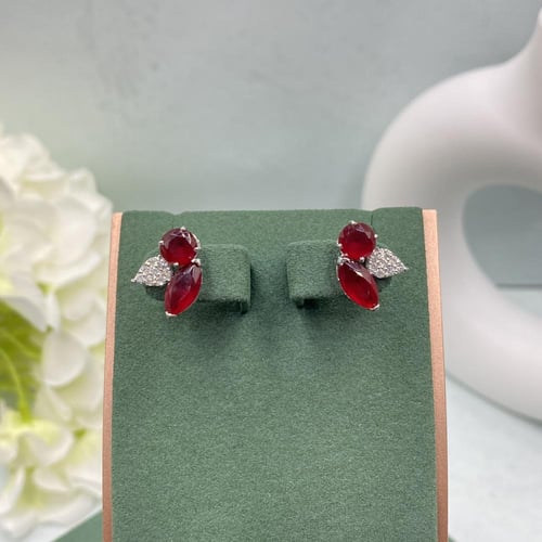 حلق الماس بلمسه عصريه بوزن 0.22 قيراط