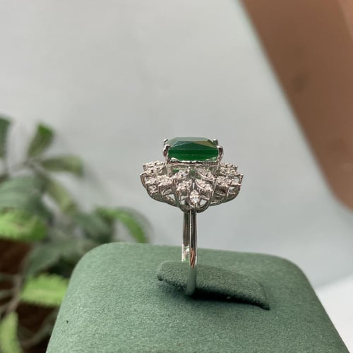 خاتم الماس على حجر الزمرد