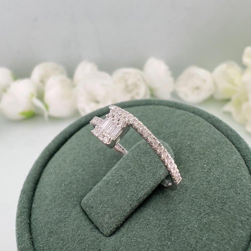 خاتم ألماس باغيت أنيق بالذهب الأبيض بتصميم مفتوح