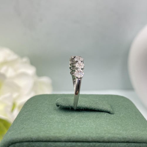 خاتم الماس بلمسه عصريه بوزن 0.28 قيراط