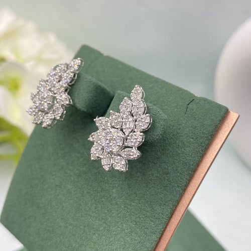 حلق الماس بلمسه عصريه بوزن 1.71 قيراط