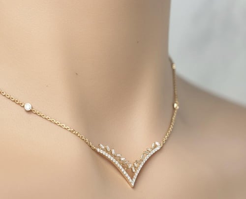 عقد الماس فخم بتصميم حرف V عصري بوزن 0.34 قيراط