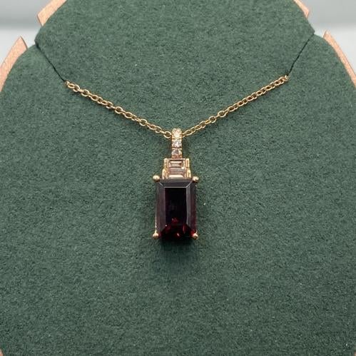 تعليقه الماس على حجر الياقوت الداكن