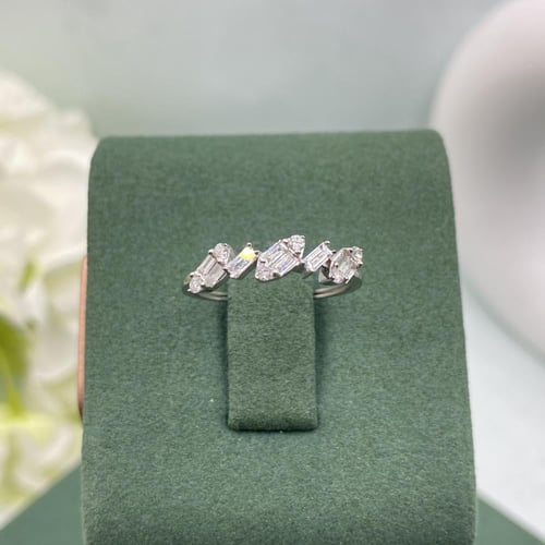 خاتم الماس بلمسه عصريه بوزن 0.12 قيراط