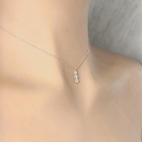 تعليقة الماس سلسلة ناعمة على شكل ثلاث فصوص بوزن 0....