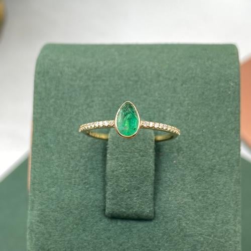 خاتم الماس على حجر الزمرد