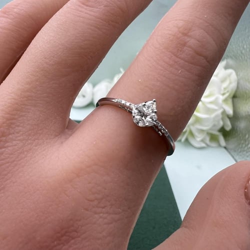 خاتم ألماس كمثري ذهب أبيض بتصميم لامع ساحر