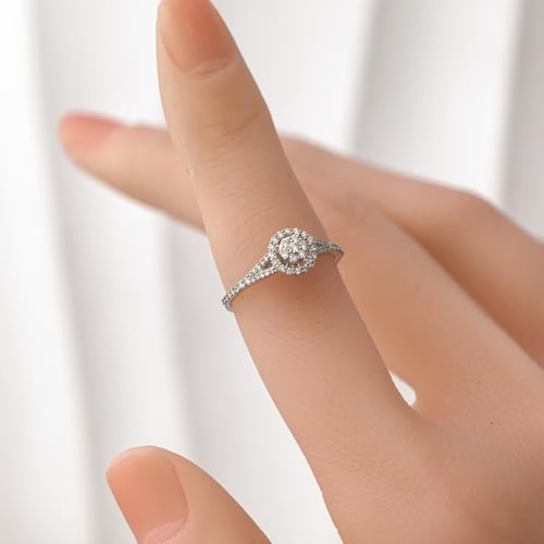 خاتم الماس دائري فاخر بتصميم سوليتير هالة