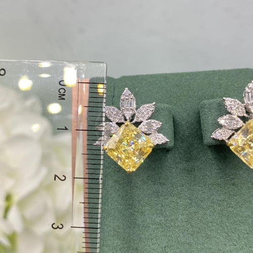 حلق الماس فانسي تصميم عصري بوزن 0.60 قيراط