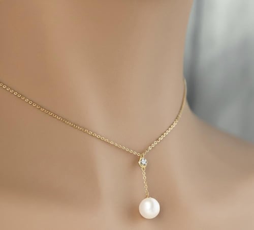 عقد لؤلؤ و الماس تصميم سداسي منسدل بوزن 0.015 قيرا...