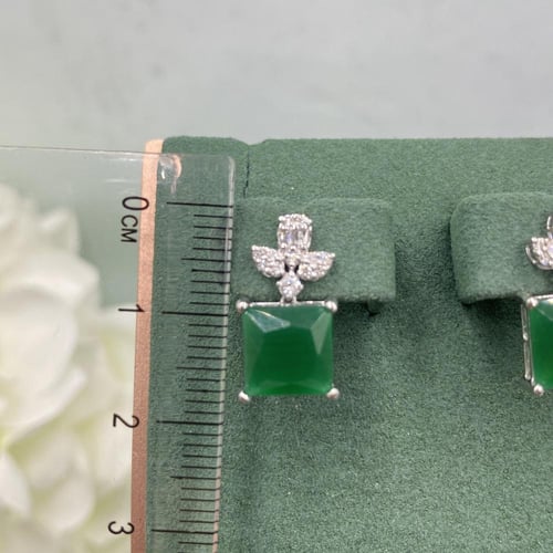 حلق الماس على حجر الزمرد تصميم حديث بوزن 0.22 قيرا...