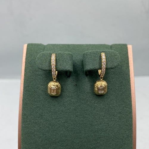 حلق الماس بتصميم عصري حديث من ملاكايت بوزن 0.46 قي...