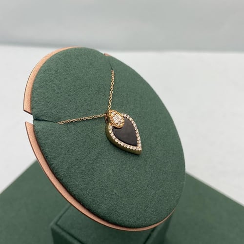 تعليقه الماس على بلاك ستون