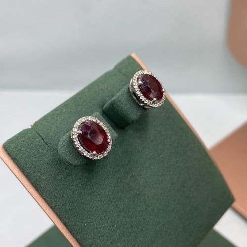 حلق الماس تصميم دائري على حجر الياقوت الاحمر