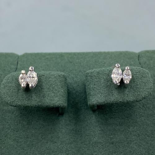 حلق الماس بتصميم عصري حديث من ملاكايت بوزن 0.39 قي...