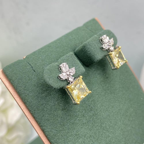 حلق الماس فانسي تصميم عصري بوزن 0.23 قيراط