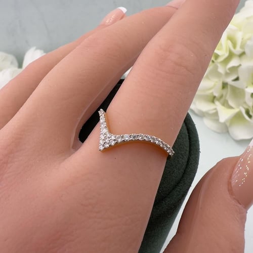 خاتم ألماس فخم بتصميم V مرصع من ذهب أصفر