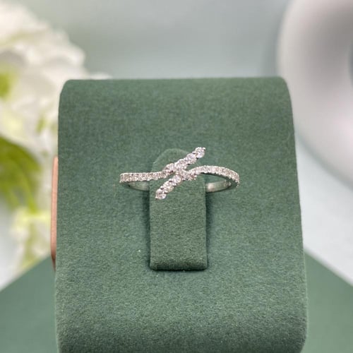 خاتم الماس بلمسه عصريه بوزن 0.30 قيراط