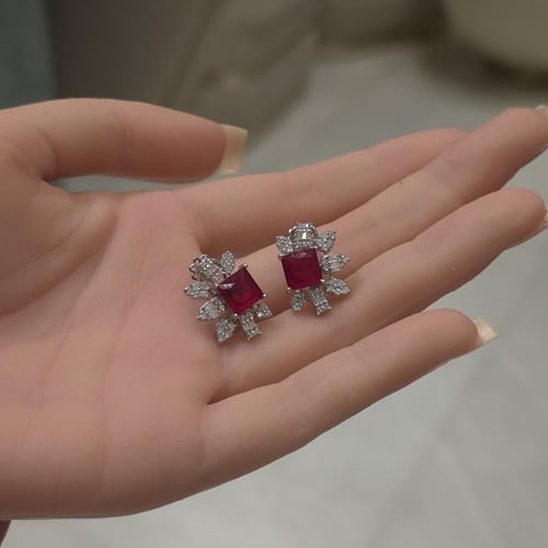 حلق الماس على ياقوت احمر تصميم حديث بوزن 0.75 قيرا...