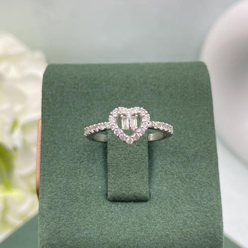 خاتم الماس بلمسه عصريه بوزن 0.47 قيراط