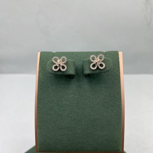 حلق ألماس بتصميم زهرة أنيق، يجمع بين الرقة والفخام...