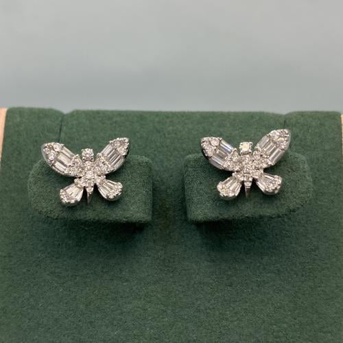 حلق الماس ناعم تصميم فراشه بوزن 0.66 قيراط