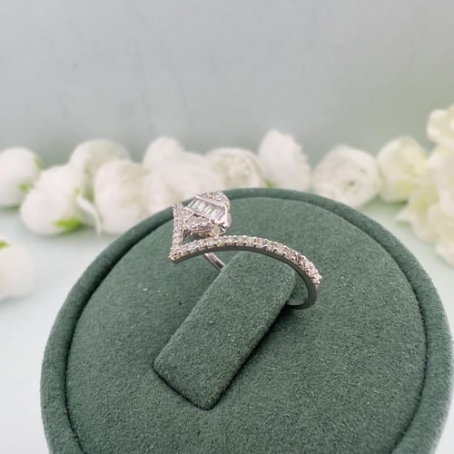 خاتم الماس باجيت تصميم V