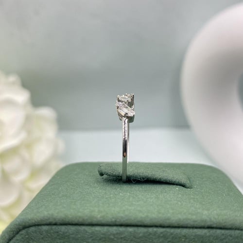 خاتم الماس بلمسه عصريه بوزن 0.12 قيراط