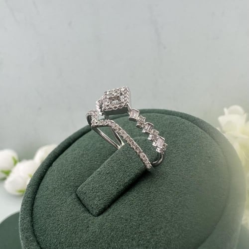 خاتم ألماس هندسي ذهب أبيض بفصوص باغيت ودائرية