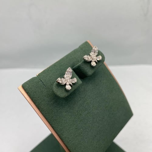 حلق الماس ناعم تصميم فراشه بوزن 0.66 قيراط