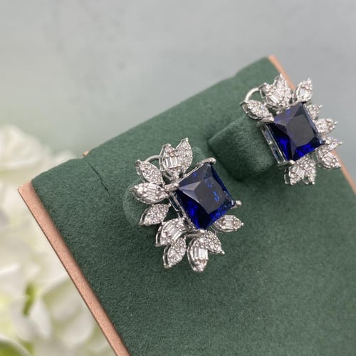 حلق الماس على حجر الزفير تصميم عصري بوزن 0.62 قيرا...