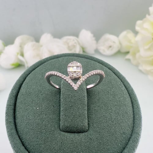 خاتم الماس باجيت تصميم V