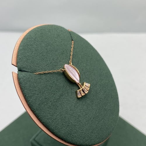 تعليقه الماس بوزن 0.11 قيراط على حجر الاوبال الاني...