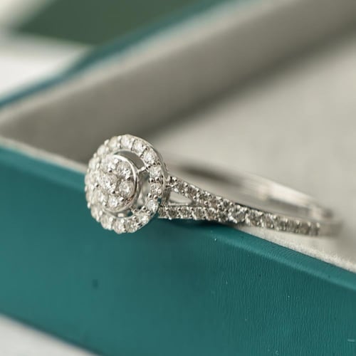 خاتم الماس دائري فاخر بتصميم سوليتير هالة