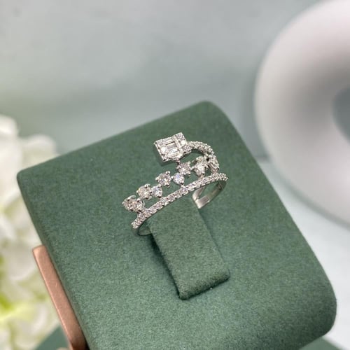 خاتم الماس بلمسه عصريه بوزن 0.58 قيراط